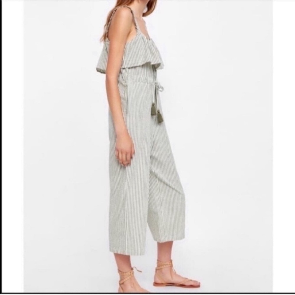 Zara Striped Jumpsuit with ruffles
Striped light gray and off white XS